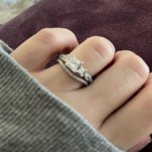 VERRAGIO Engagement Ring Princess cut 3 stone size 6.5. 6,500 for the ring. - Picture 9 of 15